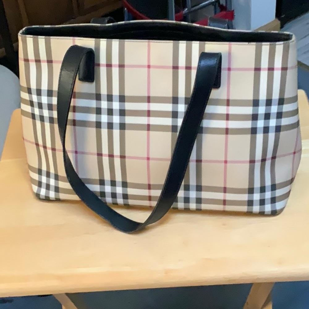 Gently used Burberry purse. 14 x 9